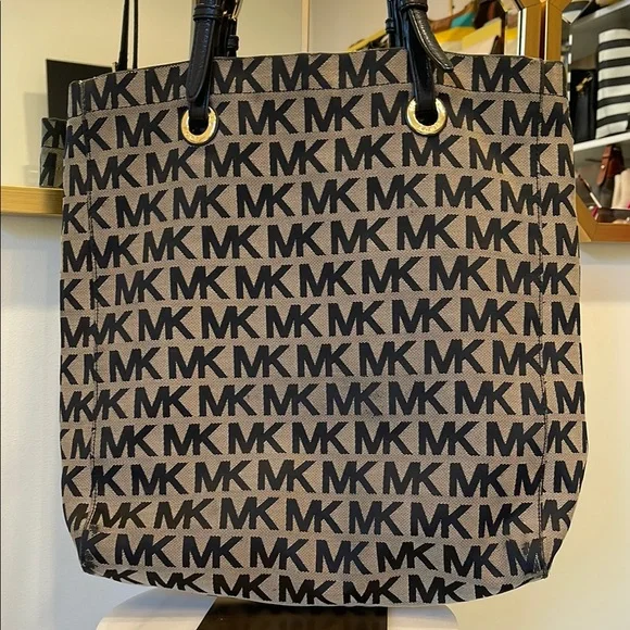Michael Kors Tote Bag - Picture 5 of 7